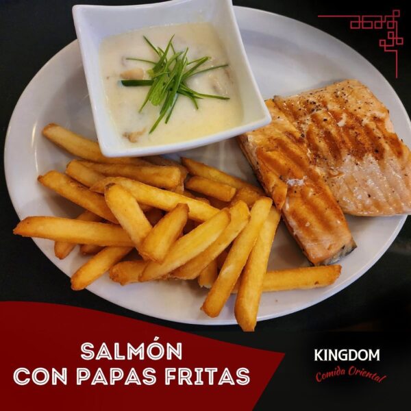 29. Filet De Salmón con papas fritas